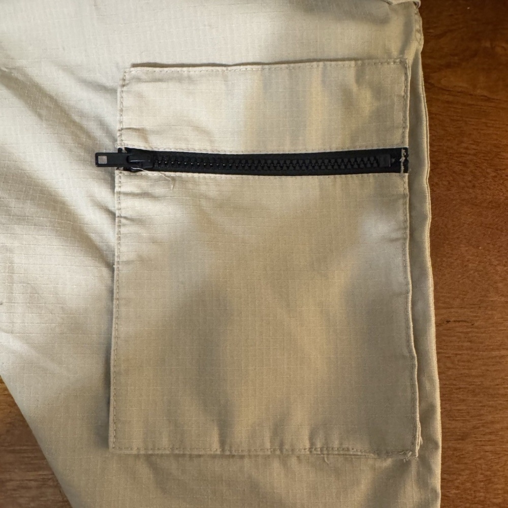 H&M Medium Solid Beige Pull-On Relaxed Fit Cargo Shorts w/Drawstring Closure - Picture 3 of 6